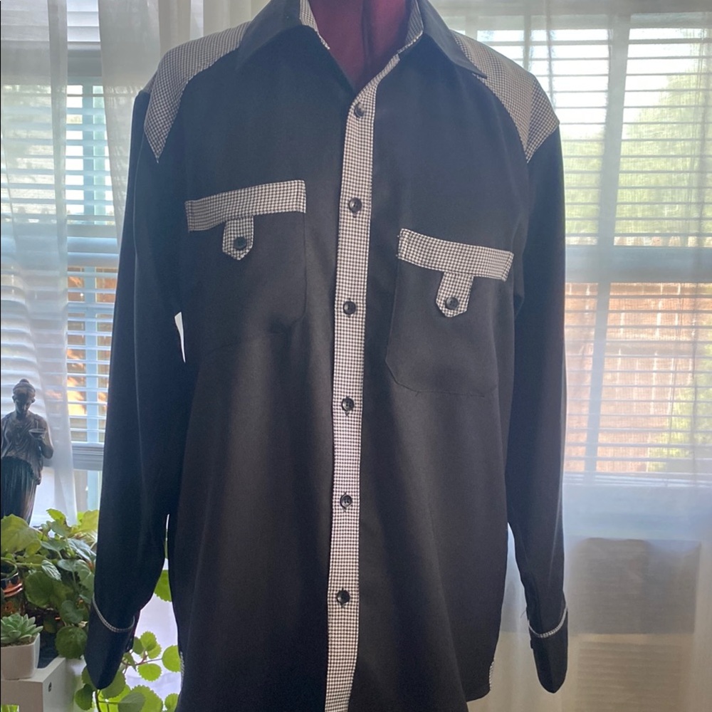 Black and White Casual Button Down Shirt with Retro Sporty Look